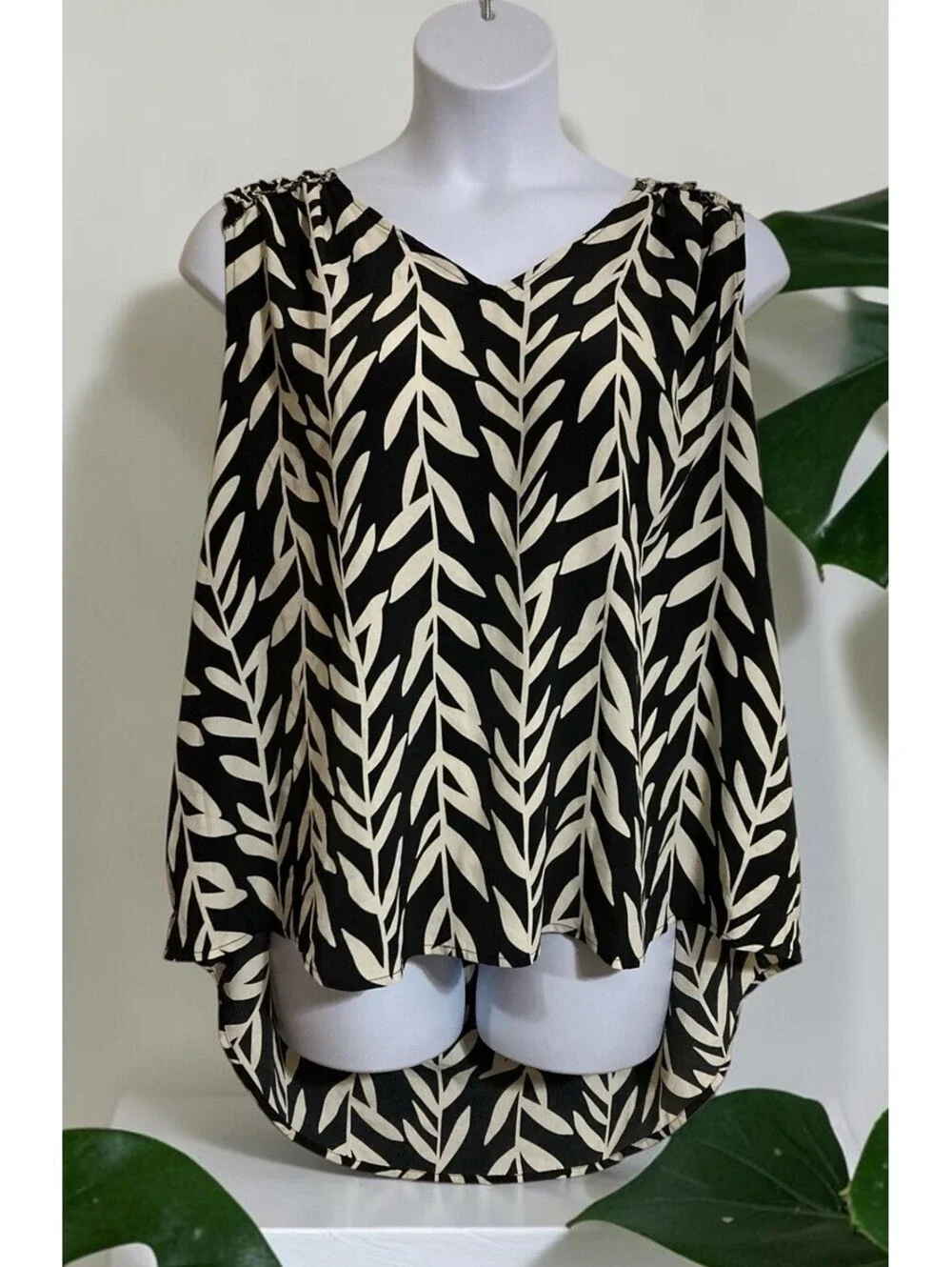 Women Skies are Blue Black Floral Design Sleeveless Pullover Polyester Blouse 3X